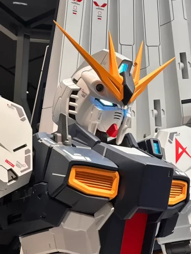 GUNDAM SIDE-F 福岡に立つ、実物大のRX-93ff νガンダム全身立像。大スケール造形における3Dスキャニング技術と3Dプリンターによるフィギュア制作事例。