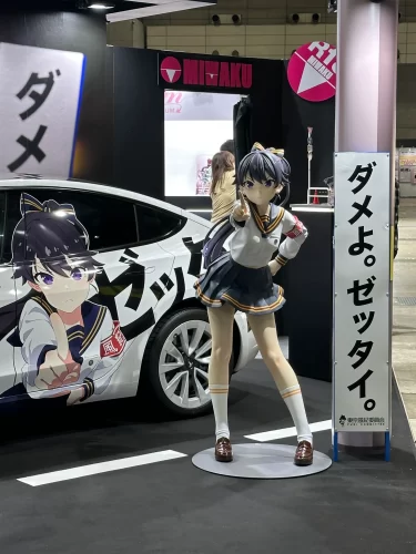 ワンダーフェスティバル2024[冬]で展示された、1/7スケール発売記念1/1等身大フィギュア「在波うゆ」の制作事例。大スケール造形をプラスティックマニア（プラマニ）にて携わらせていただきました。