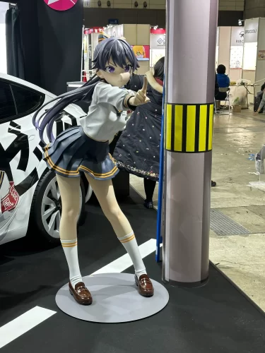 ワンダーフェスティバル2024[冬]で展示された、1/7スケール発売記念1/1等身大フィギュア「在波うゆ」の制作事例。大スケール造形をプラスティックマニア（プラマニ）にて携わらせていただきました。