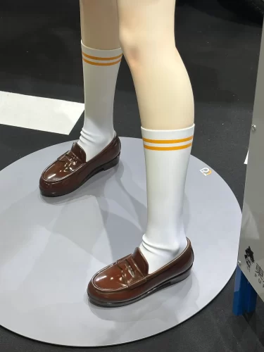 ワンダーフェスティバル2024[冬]で展示された、1/7スケール発売記念1/1等身大フィギュア「在波うゆ」の制作事例。大スケール造形をプラスティックマニア（プラマニ）にて携わらせていただきました。