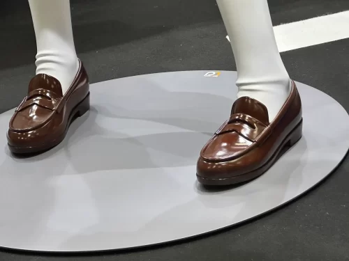 ワンダーフェスティバル2024[冬]で展示された、1/7スケール発売記念1/1等身大フィギュア「在波うゆ」の制作事例。大スケール造形をプラスティックマニア（プラマニ）にて携わらせていただきました。