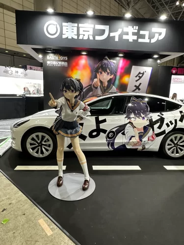 ワンダーフェスティバル2024[冬]で展示された、1/7スケール発売記念1/1等身大フィギュア「在波うゆ」の制作事例。大スケール造形をプラスティックマニア（プラマニ）にて携わらせていただきました。