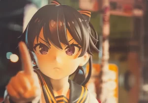 夜の秋葉原の街並みで1/1等身大フィギュア「在波うゆ」を撮影したポートレート「ナイトアウル＆ウユ」プロモーション用大スケール造形事例。