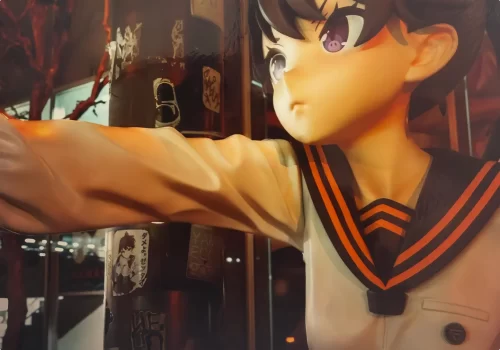 夜の秋葉原の街並みで1/1等身大フィギュア「在波うゆ」を撮影したポートレート「ナイトアウル＆ウユ」プロモーション用大スケール造形事例。