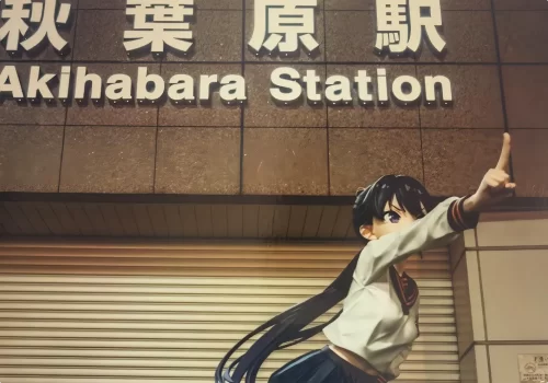 夜の秋葉原の街並みで1/1等身大フィギュア「在波うゆ」を撮影したポートレート「ナイトアウル＆ウユ」プロモーション用大スケール造形事例。