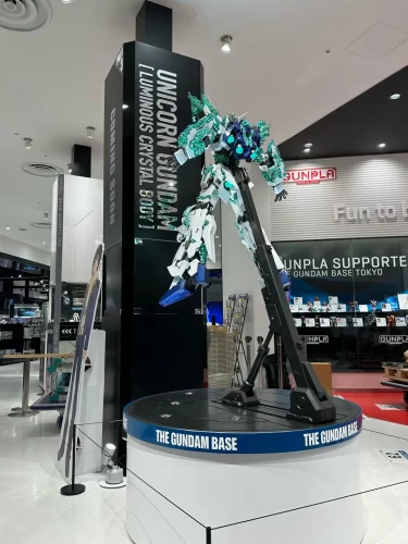 ガンダムベース東京 5周年記念モニュメントに設置された、RX-0 ユニコーンガンダム立像。大型造形における3Dスキャニング技術と3Dプリンターによるフィギュア制作実績。
