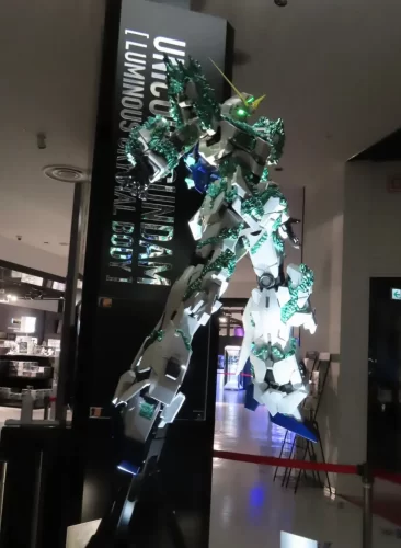 ガンダムベース東京 5周年記念モニュメントに設置された、RX-0 ユニコーンガンダム立像。大型造形における3Dスキャニング技術と3Dプリンターによるフィギュア制作実績。