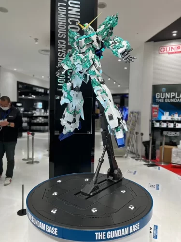 ガンダムベース東京 5周年記念モニュメントに設置された、RX-0 ユニコーンガンダム立像。大型造形における3Dスキャニング技術と3Dプリンターによるフィギュア制作実績。