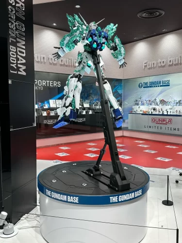 ガンダムベース東京 5周年記念モニュメントに設置された、RX-0 ユニコーンガンダム立像。大型造形における3Dスキャニング技術と3Dプリンターによるフィギュア制作実績。
