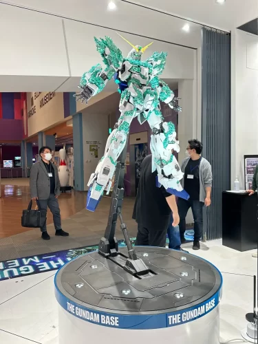 ガンダムベース東京 5周年記念モニュメントに設置された、RX-0 ユニコーンガンダム立像。大型造形における3Dスキャニング技術と3Dプリンターによるフィギュア制作実績。