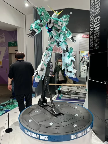 ガンダムベース東京 5周年記念モニュメントに設置された、RX-0 ユニコーンガンダム立像。大型造形における3Dスキャニング技術と3Dプリンターによるフィギュア制作実績。