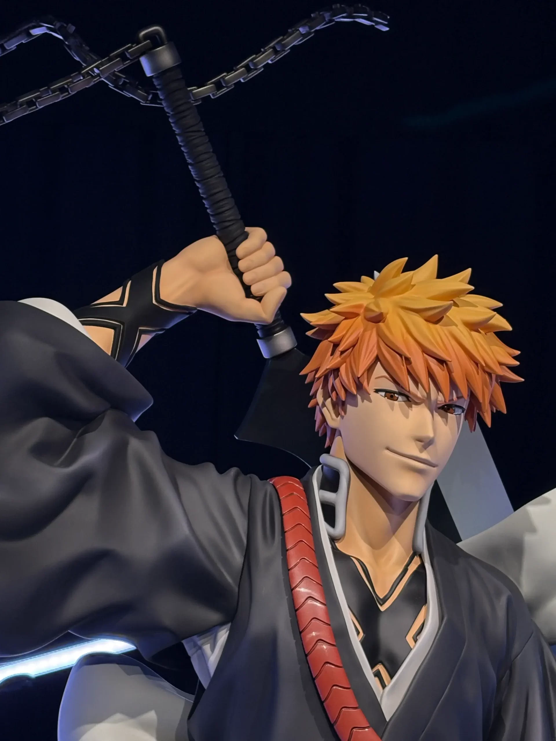 漫画家 久保帯人氏の作品**『BLEACH / 黒崎一護』の等身大フィギュア**。通常サイズの原型を超高精度3Dスキャン後、高精度に拡大造形した事例。