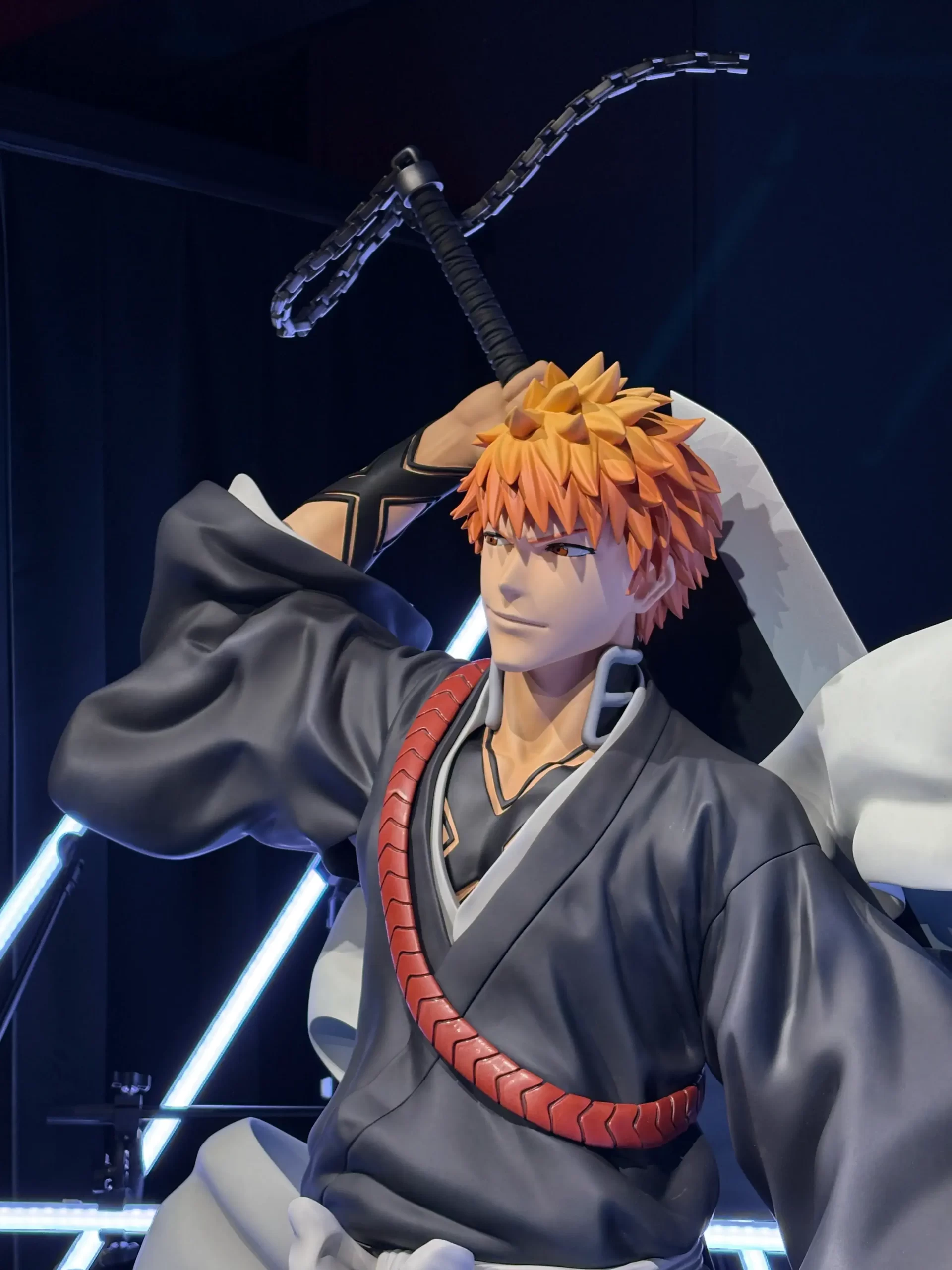 漫画家 久保帯人氏の作品**『BLEACH / 黒崎一護』の等身大フィギュア**。通常サイズの原型を超高精度3Dスキャン後、高精度に拡大造形した事例。