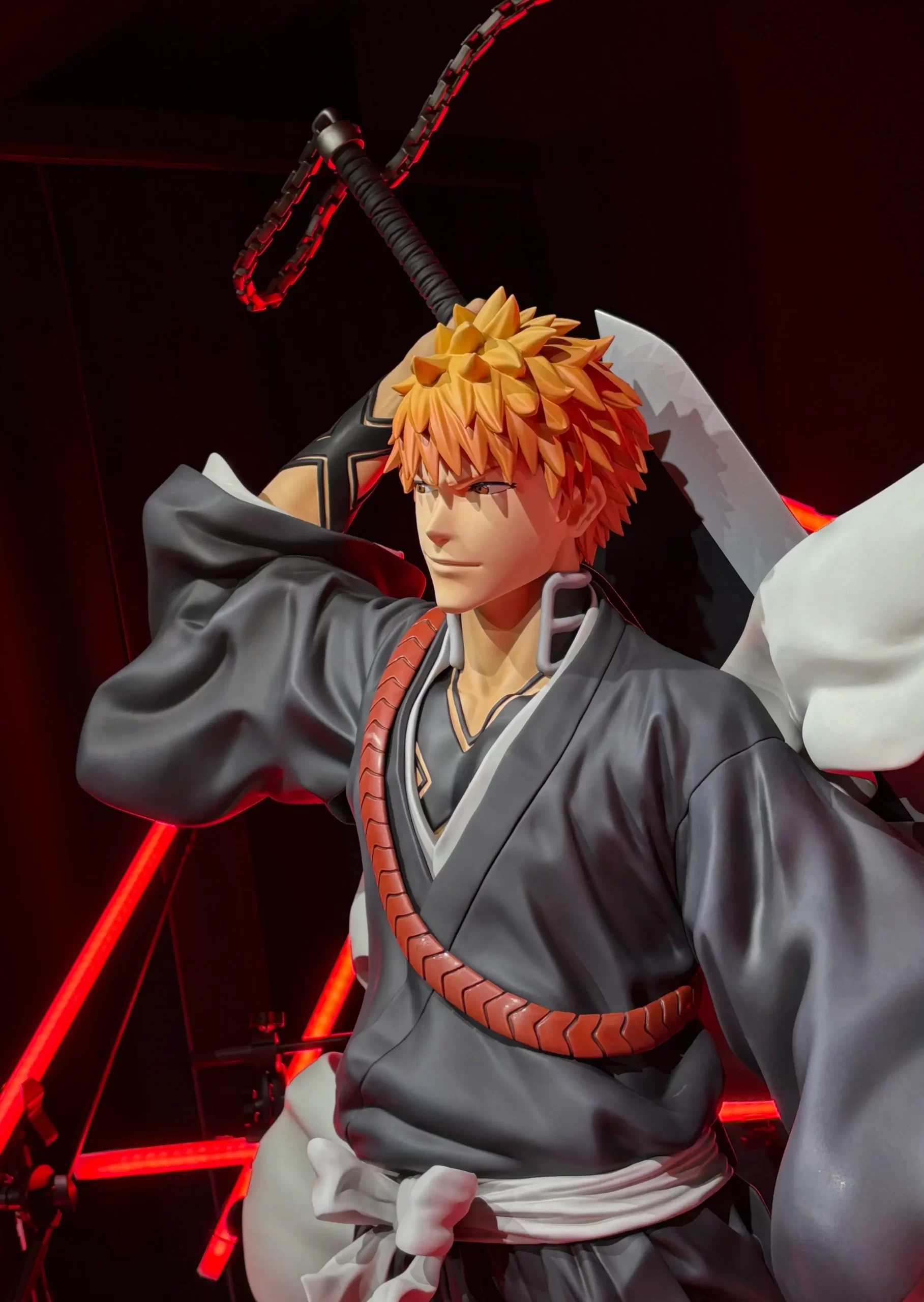 漫画家 久保帯人氏の作品**『BLEACH / 黒崎一護』の等身大フィギュア**。通常サイズの原型を超高精度3Dスキャン後、高精度に拡大造形した事例。