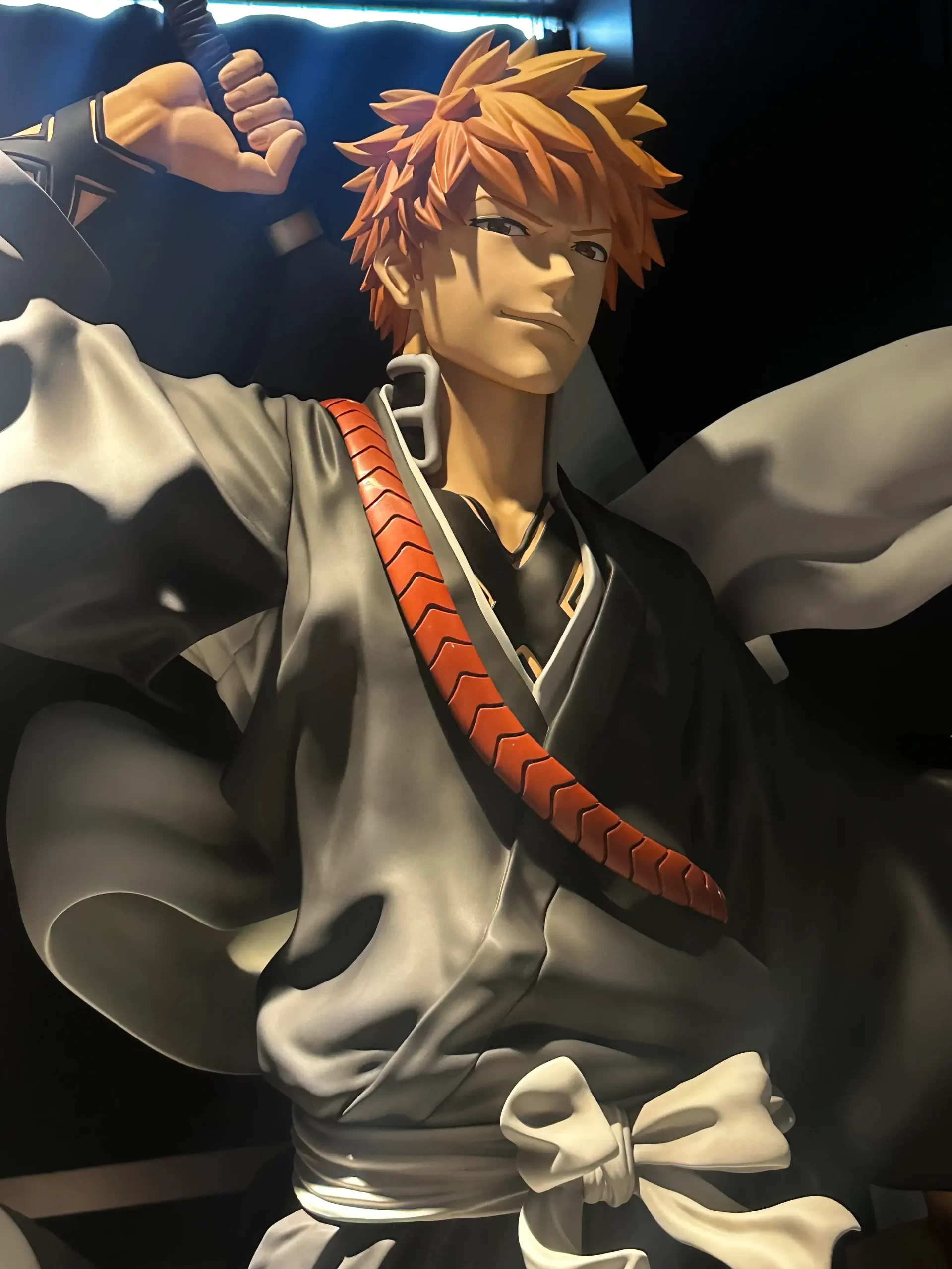 漫画家 久保帯人氏の作品**『BLEACH / 黒崎一護』の等身大フィギュア**。通常サイズの原型を超高精度3Dスキャン後、高精度に拡大造形した事例。