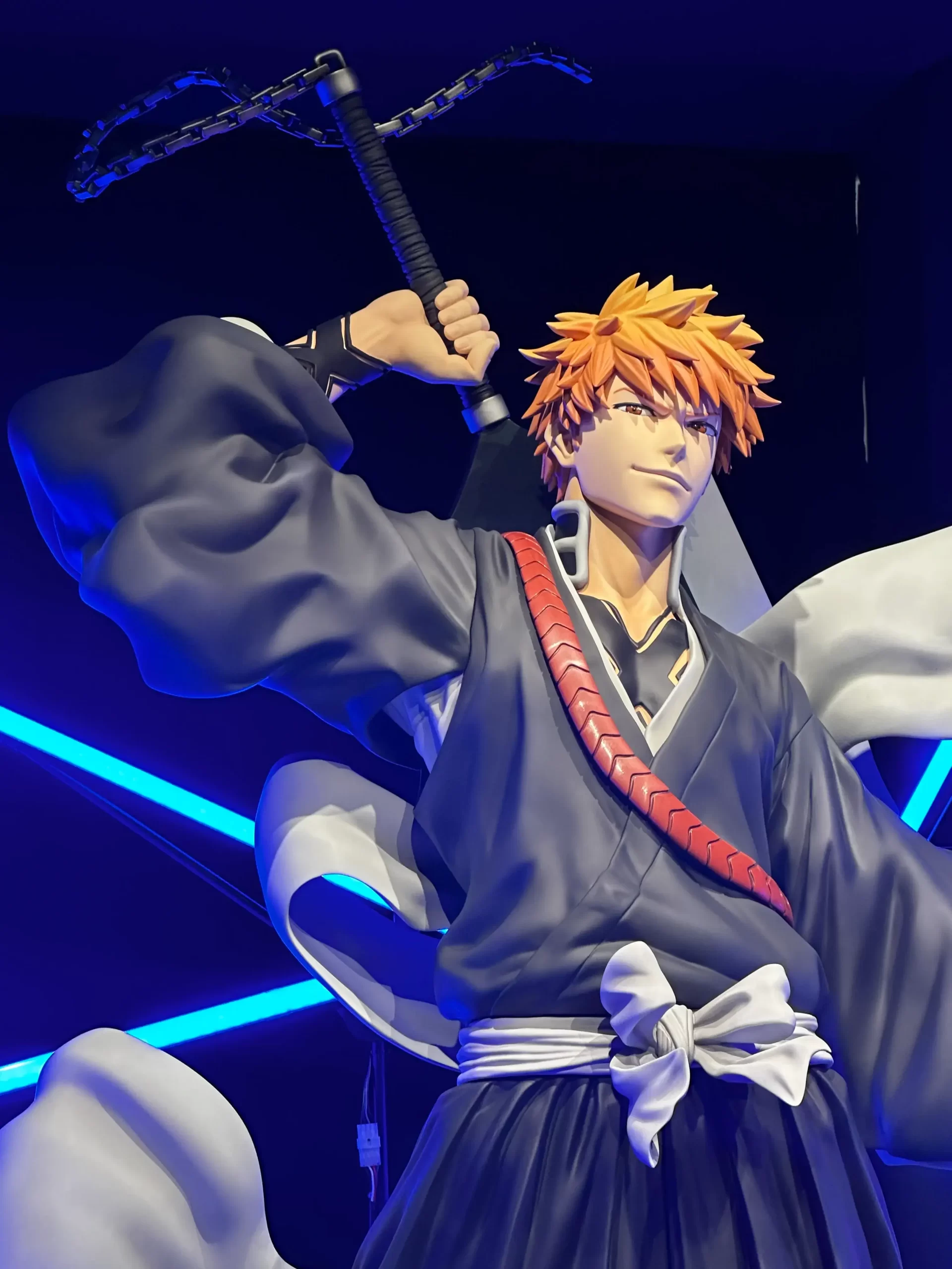 漫画家 久保帯人氏の作品**『BLEACH / 黒崎一護』の等身大フィギュア**。通常サイズの原型を超高精度3Dスキャン後、高精度に拡大造形した事例。